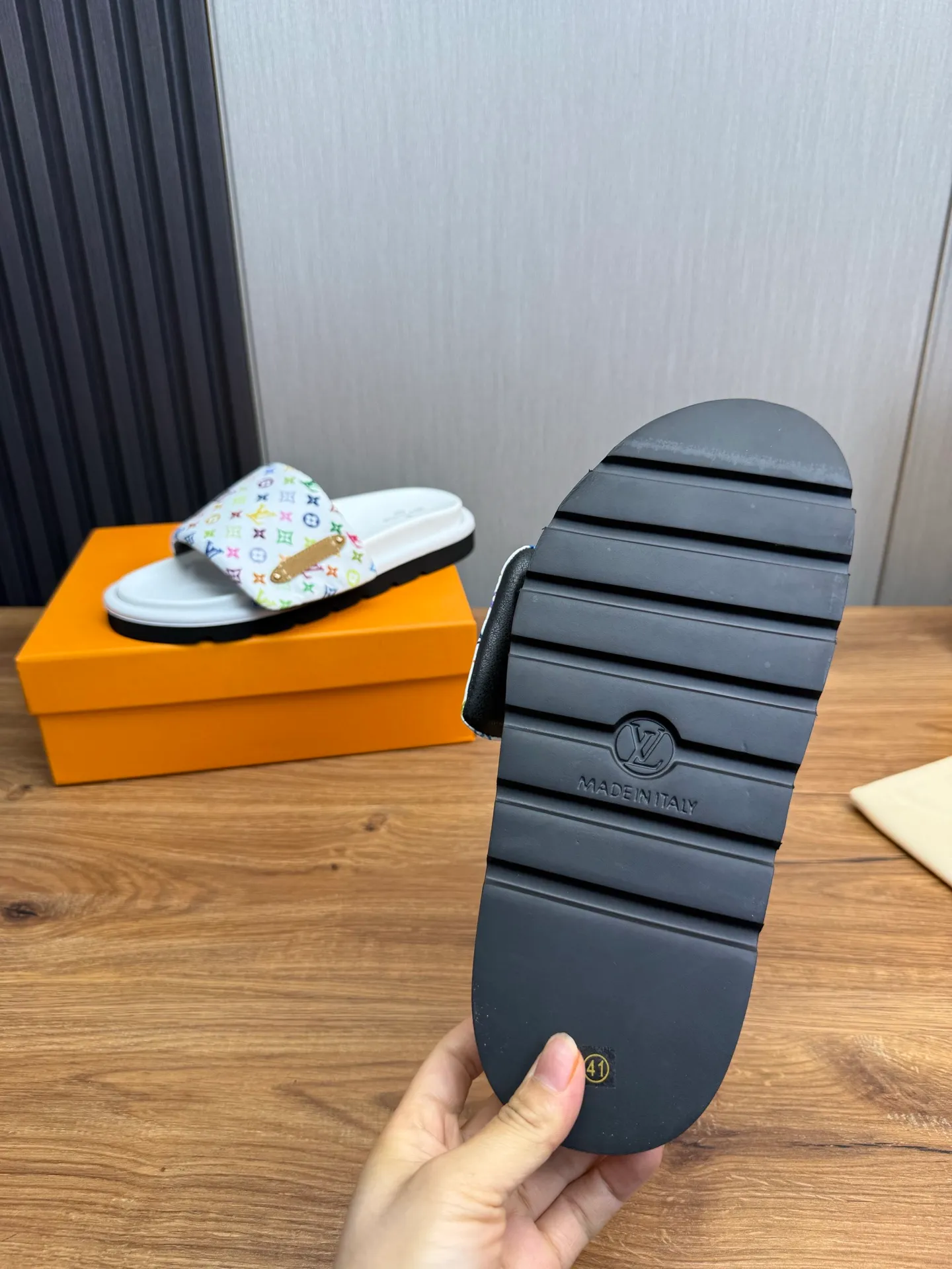 Men's shoes 💰360💰 Lv. hot selling men's slippers 🔥 🩴Official website one to one production 38-45 sizes 45 46 🉑️Customized!